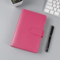 Primer plano detallado de un cuaderno de cuero PU rosa oscuro con cierre magnético a presión - A5 Sin Páginas Interiores / Rosa Roja