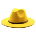Détail du chapeau Fedora en laine jaune avec ruban en cuir noir et boucle en métal - M (56-58cm) / Jaune