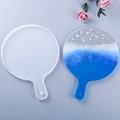 Detail van ronde siliconen mal voor dienbladen naast blauwe oceaan-stijl hars creatie - Grote ronde handgreep siliconen vorm
