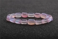 Detaillierte Nahaufnahme des matt-fliederfarbenen Mondstein-Perlenarmbands mit Perlglanz - Hellvioletter Mattierter Aurora Stil (2)
