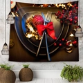 Detail eines Weihnachtswandteppichs mit festlichem Geschirr, Zapfen und Lichterketten - 150x130cm / Weihnachtsfest Tisch