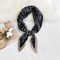 Black pleated square scarf with paisley patterns and elegant beige decorative edges - 70cm/Pleated / Small Grid Paisley Black