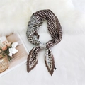 Pleated square scarf with geometric dots in dark brown and beige on plush background - 70cm/Pleated / Triangle Geometric Beige