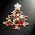 Broche de árbol de Navidad con base dorada y strass de colores sobre fondo negro - Árbol de Navidad de Diamantes de Imitación Dorado (YNCP3638)