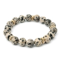 Dalmatiner-Jaspis Steinperlen Armband mit goldenen Strass-Zwischenperlen auf Weiß - Jaspis