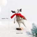 Handgefertigter Rentier-Dekofigur aus Filz mit rotem Schal und Holzsockel, 17cm hoch - Weihnachtsrentier