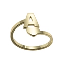 Dettaglio dell'anello dorato regolabile con lettera A e cuore su sfondo bianco - Lettera A / Oro