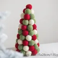 Rode wollen kerstboom met groene en witte vilten ballen, afmeting 15x28 cm - Rode en Groene Kerstbomen