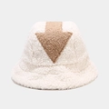 Dettaglio della spessa texture in pile bianco e del motivo a freccia marrone sul cappello - M (56-58cm) / Bianco Sporco