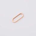 Nahaufnahme polierter ovaler Ohrringreifen aus roségoldenem Titanstahl für DIY-Schmuck - Roségold