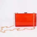 Transparente, leuchtend orangefarbene Acryl-Clutch mit eleganter goldener Metallkette - Transparentes Rot