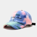 Macro-detail van pluchen tie-dye honkbalpet met Winter Comes borduursel en zachte textuur - Verstelbaar / 2# Roze Blauw Groen Tie-dye