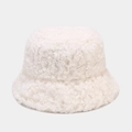 Nahaufnahme der weichen Teddy-Fleece-Textur eines warmen Winter-Anglerhuts für Damen - M / Weiß