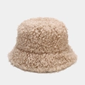 Primer plano detallado de la textura de lana de cordero beige en un sombrero de invierno - M / Beige