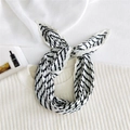 Foulard quadrato plissettato con strisce diagonali bianche e nere da ufficio - Beige Cornice Completa Geometrico