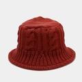 Detalle de la textura de punto trenzado grueso en un sombrero de pescador rojo ladrillo - M(56-58cm) / Rojo Oscuro