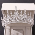 Exquisites weißes Kristall-Braut-Diadem in einer Schmuckschatulle mit glänzenden Strasssteinen - Dickes Silber Weißer Strass