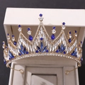 Detail einer goldenen Brautkrone mit blauen und weißen Kristallen in Geschenkbox - Gold mit blauen Strasssteinen