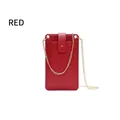 Détail du mini sac bandoulière rouge avec texture tressée et chaîne dorée chic - Rouge