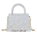 Borsa a tracolla in acrilico trasparente con texture ghiaccio e catena dorata - Trasparente