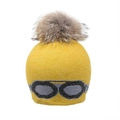 Détail d'un bonnet jaune en tricot avec pompon en fourrure et motif de lunettes tissé - Gingembre-Pompon Fourrure Raton Laveur