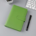 Detalle de cuaderno de cuero verde con cierre de botón a presión en un escritorio - A5 Sin Páginas Interiores / Verde Hierba