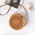 Borsa rotonda in rattan fatta a mano con motivo a sole e tracolla marrone su sfondo bianco - Borsa con fibbia in pelle a pentagramma 20*8cm