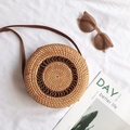 Borsa a tracolla rotonda in rattan di Bali fatta a mano, marrone naturale con cinturino in pelle - Borsa tonda traforata in pizzo 18*7cm
