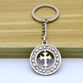 Detaillierte Nahaufnahme eines silbernen Schlüsselanhängers mit Kreuz und Strasssteinen - Dicker Schlüsselanhänger / Silber