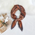 Foulard quadrato plissettato con stampa paisley arancione e grigia su fondo bianco - 70cm/Pieghettato / Farfalla Paisley Arancione