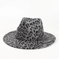 Klassieke Fedora vilt hoed met luipaardprint en brede rand in grijs en zwart - 56-59cm (Ingebouwd Verstelkoord) / Grijs