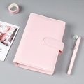 Detalle de cuaderno A5 de cuero PU rosa con cierre de hebilla y bolígrafo a juego - A6 Sin Páginas Interiores / Rosa