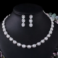 Elegantes Set aus silberfarbener Halskette und Ohrringen mit Zirkonia auf schwarzer Büste - Weiß