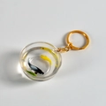 Portachiavi mini acquario in resina con pesciolini dorati e anello in metallo oro - Diametro 4,2 cm/Portachiavi Dorato / Koi Nero e Oro (N. 2)