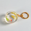 Vista dettagliata del portachiavi a boccia per pesci in miniatura con acqua in resina - Diametro 4,2 cm/Portachiavi Dorato / Koi Colorato e Oro (N. 3)