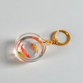 Dettaglio macro di un portachiavi a boccia con carpe koi in miniatura e piante verdi - Diametro 4,2 cm/Portachiavi Dorato / Koi Rosso e Oro (N. 1)