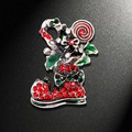 Broche bota de Navidad con diamantes rojos y detalles de acebo en esmalte verde - Estilo de Bota de Navidad Roja (YNCP3552)