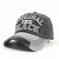 Detailansicht der Vintage-Wasch-Baseballkappe mit BLACK-Patch-Stickerei und Kontrastschirm - Verstellbar / Hellgraue Krempe Schwarze Kappe