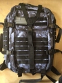 Detalle de mochila táctica con sistema MOLLE y parche de bandera de EE. UU. en camuflaje - Camuflaje de Océano (Con Parche de Bandera Americana)