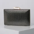 Elegante bolso de noche negro y dorado con diseño de espiga y marco metálico - Negro y Oro