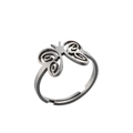 Dettaglio dell'anello in acciaio inossidabile argento con un elaborato design a farfalla - Farfalla / Color Acciaio