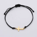Detalle de pulsera tejida negra ajustable con un colgante de cruz de acero dorado pulido - Dorado (MP038)