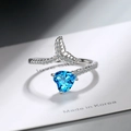 Anillo abierto con gema de corazón azul y cola de pez en acabado plateado - Abierto Ajustable / Cobre chapado en oro blanco