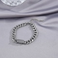 Primer plano de collar de cadena cubana plateada con placa grabable sobre tela de seda - Cadena de Extensión de 15,5cm+4cm / Pulsera de Plata