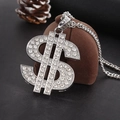 Vista dettagliata del ciondolo simbolo del dollaro argento con strass scintillanti - Argento