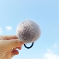 Élastique à cheveux pompon en fausse fourrure grise avec ruban noir élastique - Gris