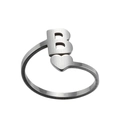 Dettaglio dell'anello lettera B argento con forma a cuore e finitura in metallo spazzolato - Lettera B / Color Acciaio