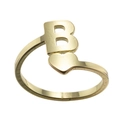 Dettaglio ravvicinato anello dorato regolabile con lettera B e motivo a cuore - Lettera B / Oro