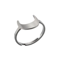 Dettaglio ravvicinato di un anello regolabile in acciaio inox argento con arco geometrico - Aperto Regolabile / Stile Luna con Barra (2钢色) / Color Acciaio