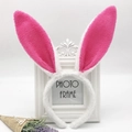Detail van witte pluche konijnenoren hoofdband met roze lovertjes op vintage frame - Wit en Rozerood Konijn